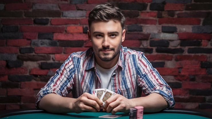 Pengguna membaca bonus mingguan di ponsel